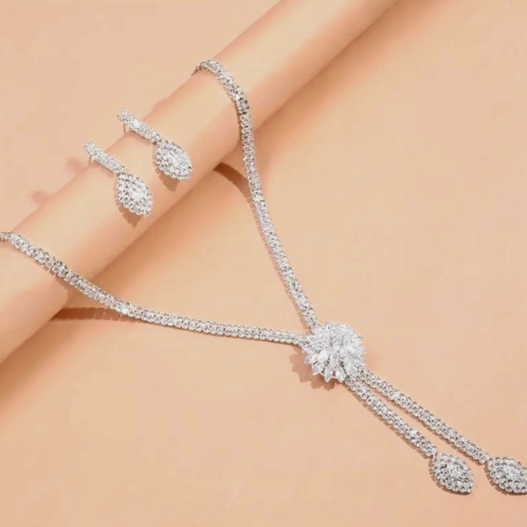 Bridal jewelry three piece set, elegant CZ floral design, luxurious wedding neck - Picture 13 of 13